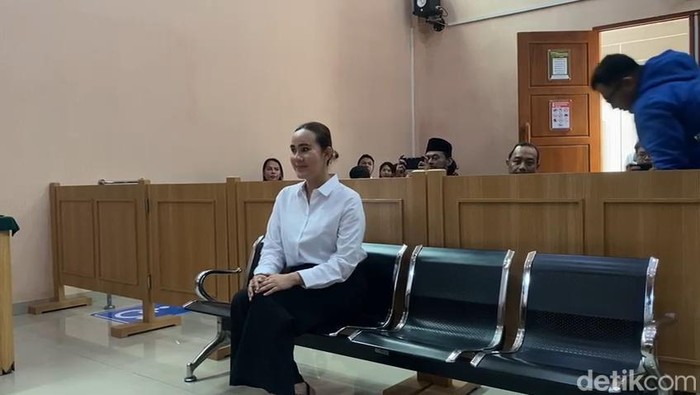 Selebgram Isa Zega saat menjalani sidang perdana di PN Kepanjen Malang