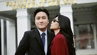 CONGRATULATIONS, Sp.KJ kuuu @rayhanmaditra__Soo proud of youuu! Nemenin km dari langkah pertama di fakultas kedokteran hingga hari ini, akhirnya mami (panggilan sayang Isyana untuk suami) resmi menjadi seorang dokter spesialis, tulis Isyana dalam Instagram miliknya, dilihat detikcom, Selasa (25/2/2025). Foto: instagram Isyana Sarasvati