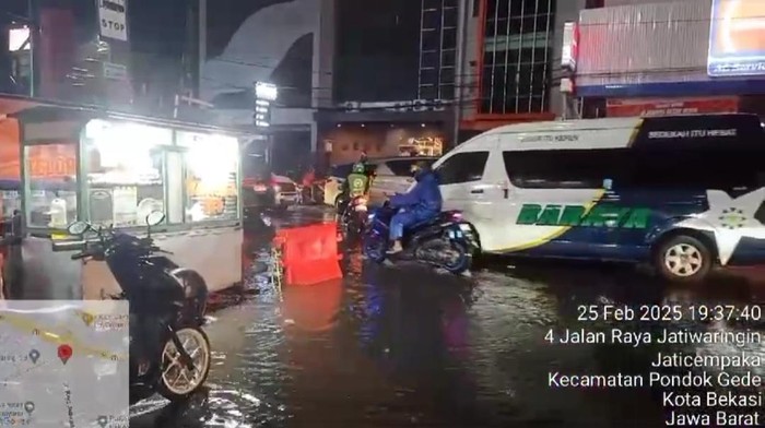 Jalan Jatiwaringin, Kota Bekasi sempat banjir dan menyebabkan lalu lintas macet. Kini jalan itu sudah bisa dilintasi kendaraan meski masih ada genangan air. (dok Istimewa)