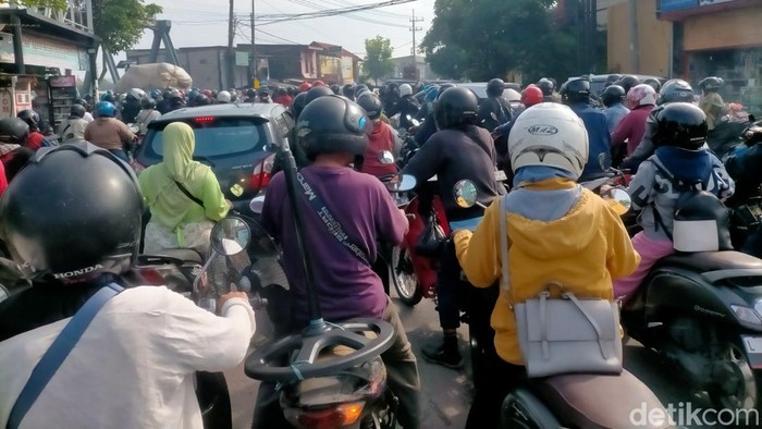 Jalur Ngelom sepanjang-karangpilang padat