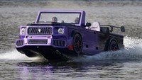 Jetcar Kromh merupakan kendaraan berbentuk mobil yang dapat bergerak di atas air.