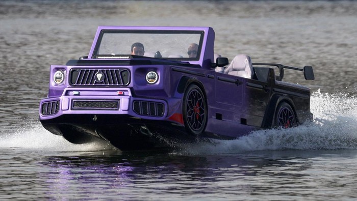 'Jetcar' Buatan Mesir unjuk Kemampuan di Sungai Nil Egyptian people ride a
