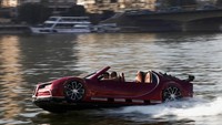 Warga Mesir mengendarai kendaraan Jetcar Kromh di Sungai Nil, Kairo, Mesir, Senin (17/2/2025).
