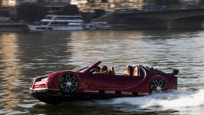 'Jetcar' Buatan Mesir unjuk Kemampuan di Sungai Nil Egyptian people ride a