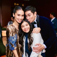 Marsha Timothy menikah dengan Vino G. Bastian pada 20 Oktober 2012. Vino berusia lebih muda tiga tahun dari Marsha. Pasangan aktor dan aktris ini dikaruniai seorang putri yang kini berusia 11 tahun. Foto: Instagram: @vinogbastian__