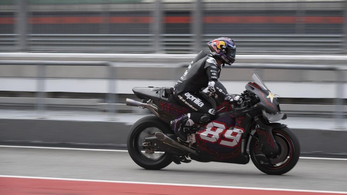KUALA LUMPUR, MALAYSIA - FEBRUARY 05: Jorge Martin of Spain and Aprilia Racing starts from box during the Malaysia MotoGP Test during the Malaysia MotoGP Test at Sepang International Circuit on February 05, 2025 in Kuala Lumpur, Malaysia. (Photo by Mirco Lazzari gp/Getty Images)