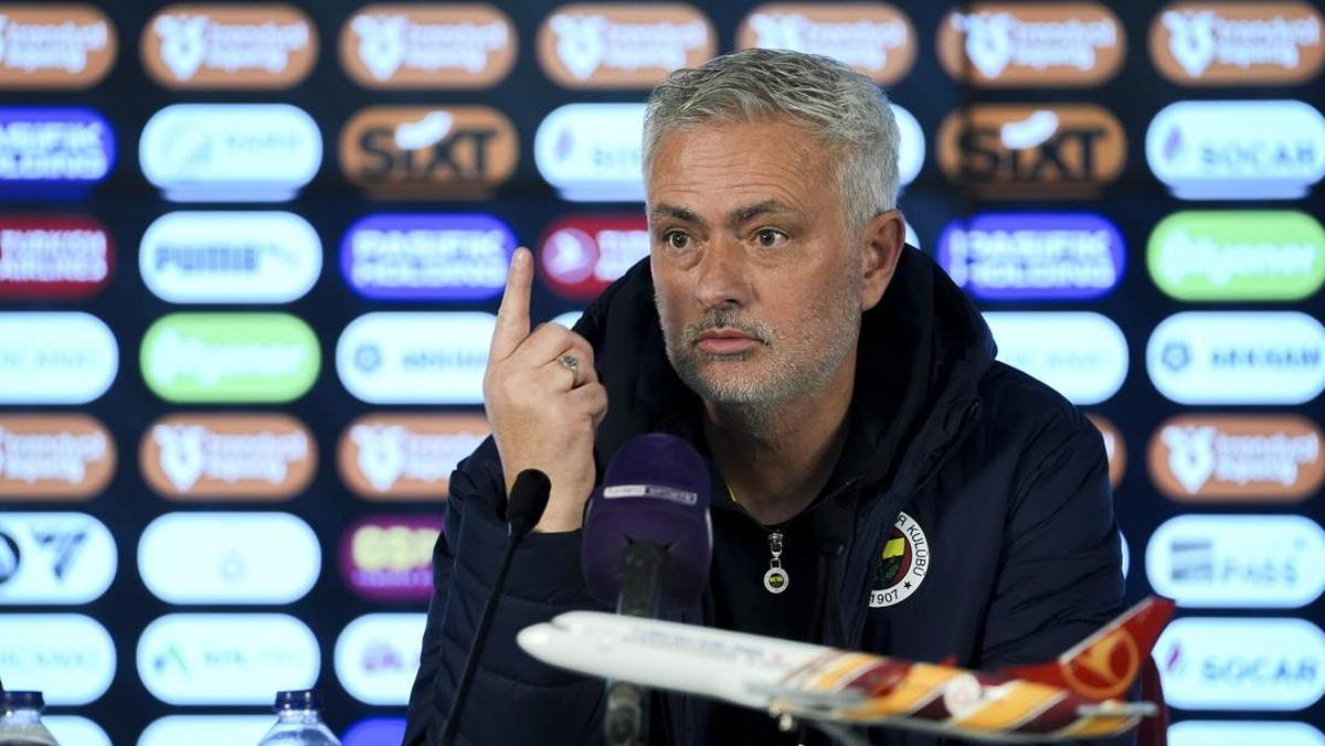 Jose Mourinho usai laga Galatasaray vs Fenerbahce. (Foto: Arife Karakum/Anadolu via Getty Images)