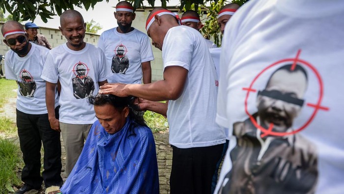 Warga melakukan aksi cukur gundul di Desa Kohod, Kabupaten Tangerang, Banten, Selasa (25/2/2025). Aksi tersebut sebagai ungkapan rasa syukur pasca penahanan Kepala Desa Kohod Arsin terkait kasus pemalsuan dokumen Sertifikat Hak Guna Bangunan (SHGB) dan Sertifikat Hak Milik (SHM) di wilayah pagar laut Tangerang. ANTARA FOTO/Putra M. Akbar/Spt.