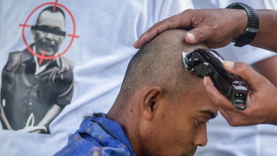 Kades Kohod Ditahan Kasus Pagar Laut, Warga Syukuran dengan Gundul Rambut