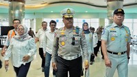 Kakorlantas Polri Irjen Agus Suryo Nugroho meninjau Pelabuhan Tanjung Perak, Surabaya, Jawa Timur, untuk memastikan kesiapan Operasi Ketupat 2025 berjalan aman dan lancar. (Foto: dok. Korlantas Polri)