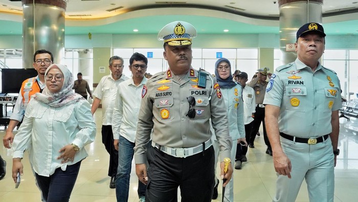 Kakorlantas Polri Irjen Agus Suryo Nugroho meninjau Pelabuhan Tanjung Perak, Surabaya, Jawa Timur