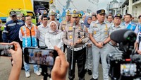 Peninjauan Pelabuhan Tanjung Perak ini juga merupakan bagian dari koordinasi dan kolaborasi Korlantas dengan para stakeholder di jalur penyeberangan. (Foto: dok. Korlantas Polri)