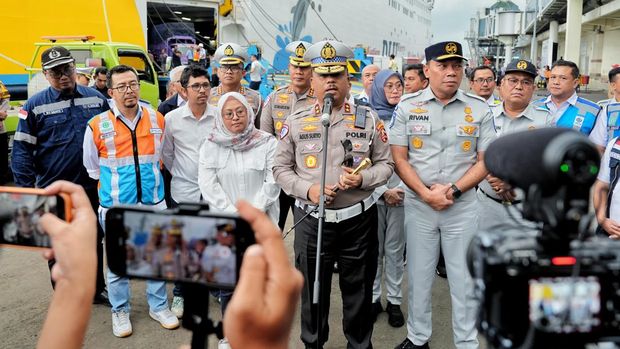 Kakorlantas Polri Irjen Agus Suryo Nugroho meninjau Pelabuhan Tanjung Perak, Surabaya, Jawa Timur