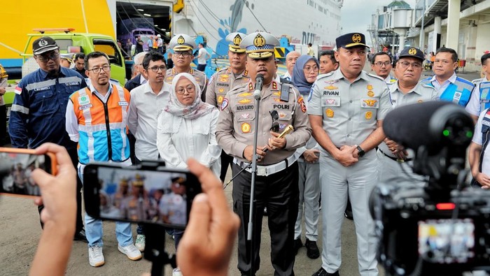 Kakorlantas Polri Irjen Agus Suryo Nugroho meninjau Pelabuhan Tanjung Perak, Surabaya, Jawa Timur Kakorlantas Polri Irjen Agus Suryo Nugroho meninjau Pelabuhan Tanjung Perak, Surabaya, Jawa Timur