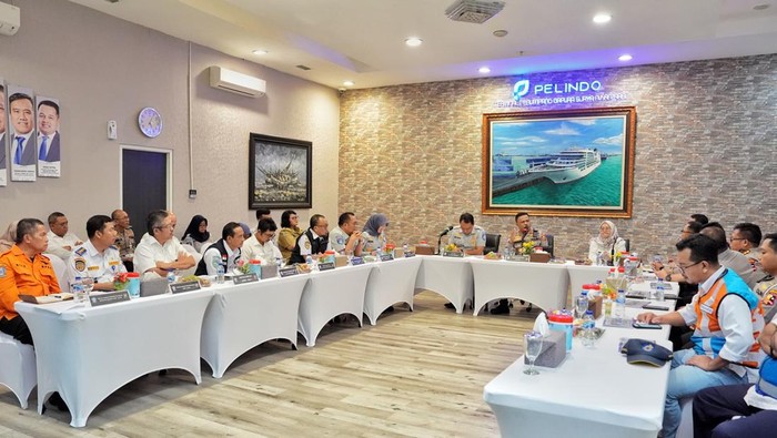 Kakorlantas Polri Irjen Agus Suryo Nugroho meninjau Pelabuhan Tanjung Perak, Surabaya, Jawa Timur Kakorlantas Polri Irjen Agus Suryo Nugroho meninjau Pelabuhan Tanjung Perak, Surabaya, Jawa Timur