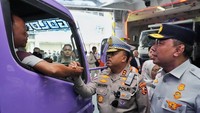 Irjen Agus juga terlihat berinteraksi dengan sopir truk yang hendak masuk kapal. Dia bersalaman dengan sopir truk tersebut. (Foto: dok. Korlantas Polri)