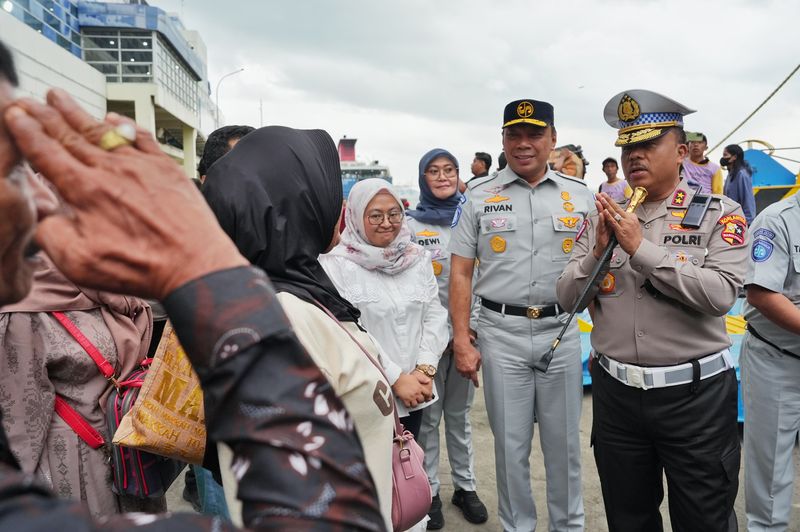 Kakorlantas Polri Irjen Agus Suryo Nugroho meninjau Pelabuhan Tanjung Perak, Surabaya, Jawa Timur