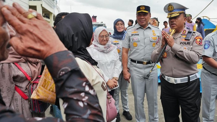 Kakorlantas Polri Irjen Agus Suryo Nugroho meninjau Pelabuhan Tanjung Perak, Surabaya, Jawa Timur Kakorlantas Polri Irjen Agus Suryo Nugroho meninjau Pelabuhan Tanjung Perak, Surabaya, Jawa Timur