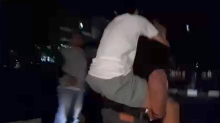 Kanit Jatanras Polrestabes Makassar AKP Hamka menggendong remaja yang terkena busur panah saat unjuk rasa ricuh di depan kampus UMI.