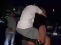 Momen Polisi Gendong Remaja Kena Panah ke RS Saat Demo Ricuh di Makassar