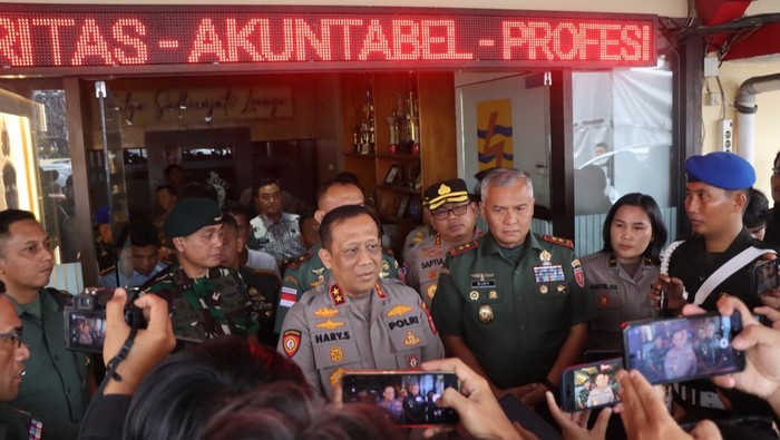 Kapolda Kaltara Irjen Hary Sudwijanto dan Pangdam VI/Mulawarman Pangdam VI/Mulawarman Mayjen TNI Rudy Rachmat Nugraha saat memberikan keterangan soal kasus dugaan penyerangan di Mapolres Tarakan.