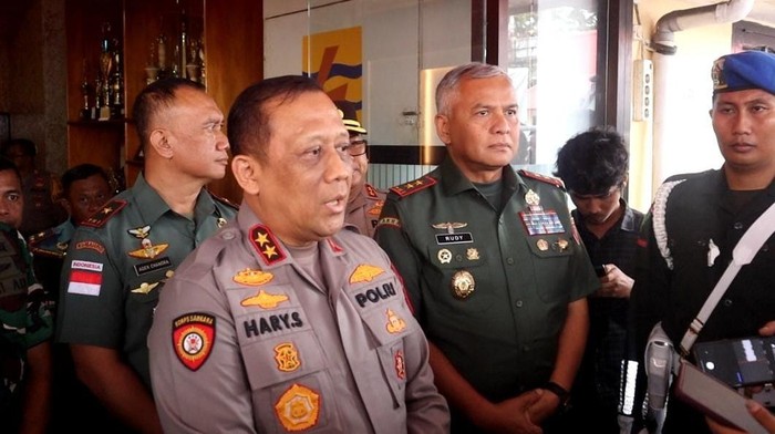 Kapolda Kaltara Irjen Hary Sudwijanto dan Pangdam VI/Mulawarman Pangdam VI/Mulawarman Mayjen TNI Rudy Rachmat Nugraha saat memberikan keterangan soal kasus dugaan penyerangan di Mapolres Tarakan.