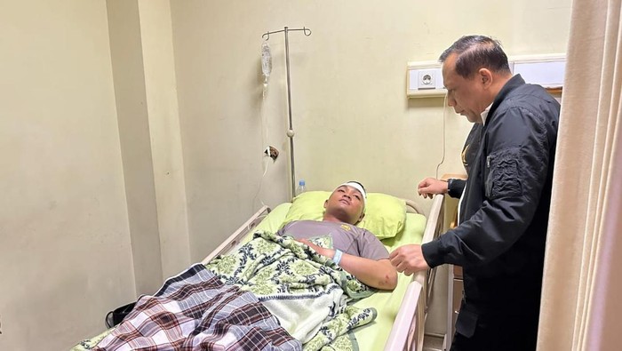 Kapolda Kaltara Irjen Hary Sudwijanto menjenguk korban luka insiden di Polres Tarakan.