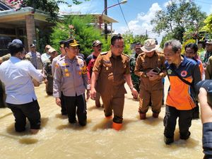 Cek Banjir Kali Lamong, Kapolres dan Wabup Gresik Salurkan Bantuan