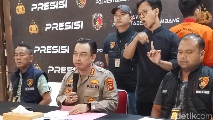 Kapolrestabes Palembang Kombes Harryo Sugihhartono saat rilis ungkap kasus begal taksi online.