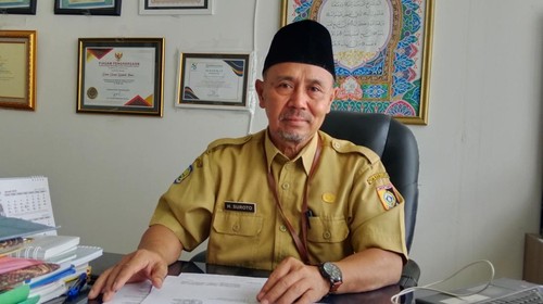 Kepala Dinas Sosial Lombok Timur, Soeroto, ketika diwawancara detikBali di ruang kerjanya, Selasa (25/02/2025). (Sanusi Ardi W/detikBali)