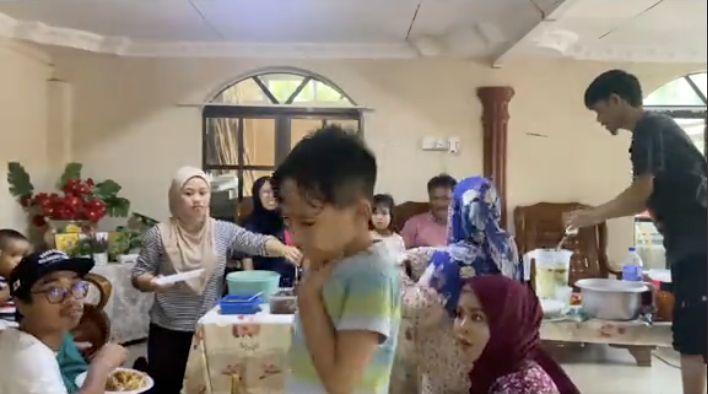 Keren! Wanita Ini Selamatkan Keponakan yang Tersedak Daging Kambing
