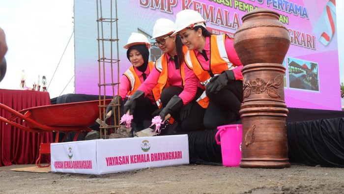 Ketua Pembina Yayasan Kemala Bhayangkari, Juliati Sigit Prabowo memimpin prosesi peletakan batu pertama gedung baru SMP Kemala Bhayangkari di Jawa Tengah. (dok Istimewa)