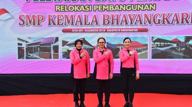 Ketua Pembina Yayasan Kemala Bhayangkari, Juliati Sigit Prabowo memimpin prosesi peletakan batu pertama gedung baru SMP Kemala Bhayangkari di Jawa Tengah. (dok Istimewa)