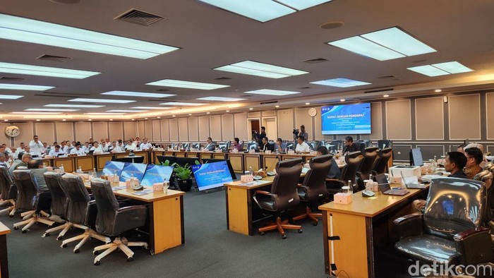 Komisi XIII DPR RI rapat bersama PLT Dirjen Imigrasi dan Para Kepala Kantor Wilayah Direktorat Jenderal Imigrasi Wilayah Tengah dan Timur.. (Adrial Akbar/detikcom).