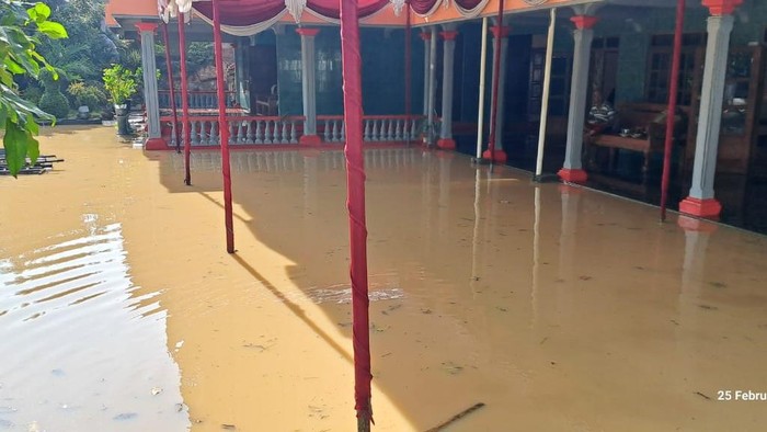 Kondisi banjir di Desa Tegalmade, Kecamatan Mojolaban, Kabupaten Sukoharjo, Selasa (25/2/2025) pagi.