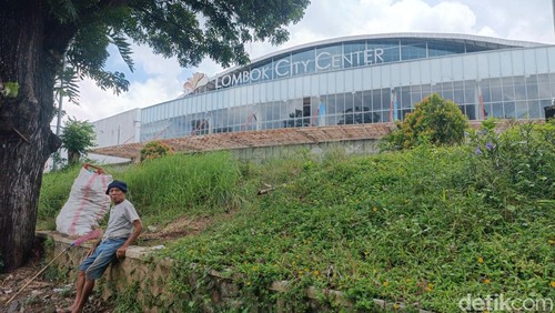 Kondisi di area gedung Lombok City Center (LCC) di Gerimak, Lombok Barat, Nusa Tenggara Barat (NTB), Selasa (25/2/2025). (Foto: Edi Suryansyah/detikBali)