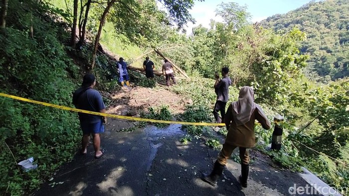 Kondisi jalan yang tertutup material longsor di Girimulyo, Kulon Progo, Selasa (25/2/2025).