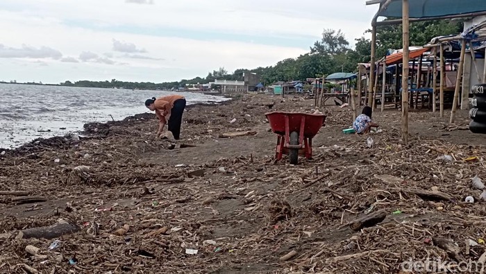 Kondisi Pantai Tanjung Bayang Makassar masih dipenuhi sampah kayu.