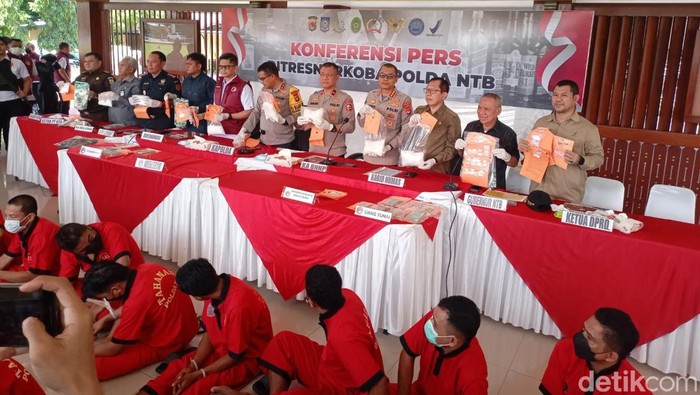 Konferensi pers terkait pengungkapan kasus narkotika yang dipimpin oleh Kapolda NTB Irjen Hadi Gunawan di Mapolda NTB, Selasa (25/2/2025). (Foto: Edi Suryansyah/detikBali)