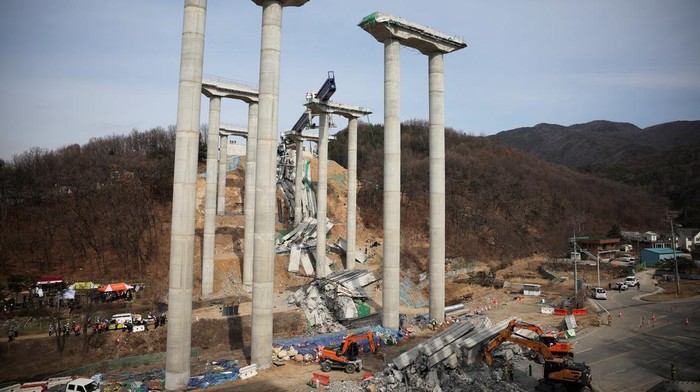 Rescue workers participate in a salvage operation at a collapsed highway construction site in Cheonan, South Korea, February 25, 2025.   REUTERS/Kim Hong-ji