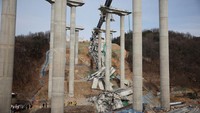 Dilansir Reuters, setidaknya dua orang tewas dan lima lainnya luka-luka setelah ambruknya lokasi konstruksi jalan tol di kota Cheonan, Korea Selatan.  