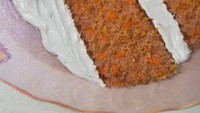 Tampilan carrot cake satu ini juga mirip sekali dengan aslinya. Rios membuat kreasi bordir ini dengan warna cokelat dan oranye menyerupai tekstur asli dari carrot cake. Foto: Instagram @heather_rios_arte