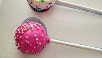 Rios juga pernah membuat kreasi bordir berbentuk cake pops yang lucu. Ia meletakkan bordir itu di bagian tengah di antara cake pops aslinya. Foto: Instagram @heather_rios_arte