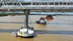 Petugas Cek Pilar Jembatan Mahakam yang Ditabrak Tongkang