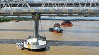 Foto udara sejumlah petugas mengecek kondisi tiang di Jembatan Mahakam I di Samarinda, Kalimantan Timur, Selasa (25/2/2025).  