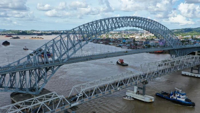Foto udara suasana lalu lintas di Jembatan Mahakam I (kanan) dan IV (kiri) di Samarinda, Kalimantan Timur, Selasa (25/2/2025). Menurut Plt Kepala Dinas Perhubungan Kaltim Irhamsyah, lalu lintas Jembatan Mahakam I akan ditutup total pada Kamis (27/2) untuk investigasi menyeluruh pascakecelakaan akibat ditabrak tongkang pengangkut kayu dan akan memberlakukan dua jalur di Jembatan Mahakam IV. ANTARA FOTO/M Risyal Hidayat/Spt.