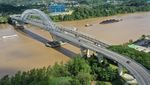 Petugas Cek Pilar Jembatan Mahakam yang Ditabrak Tongkang