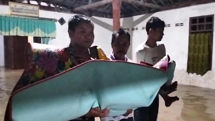 Lansia dari Banjir Luapan Kali Lamong di Mojokerto