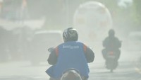 Debu akibat tumpahan material dari truk pengangkut hasil pertambangan itu mengganggu pengendara yang melintas.  