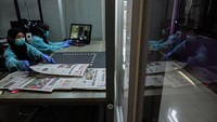 Mahasiswa magang didampingi pegawai melakukan proses alih media digital dari halaman koran di Monumen Pers Nasional, Solo, Jawa Tengah.